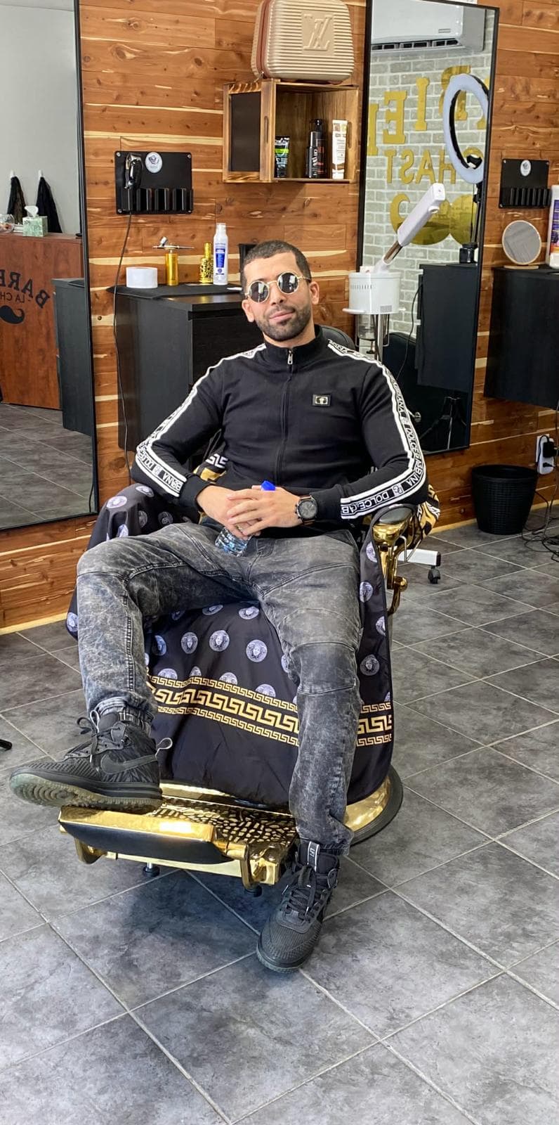 Adel, propriétaire et maître barbier de Barbier La Chast